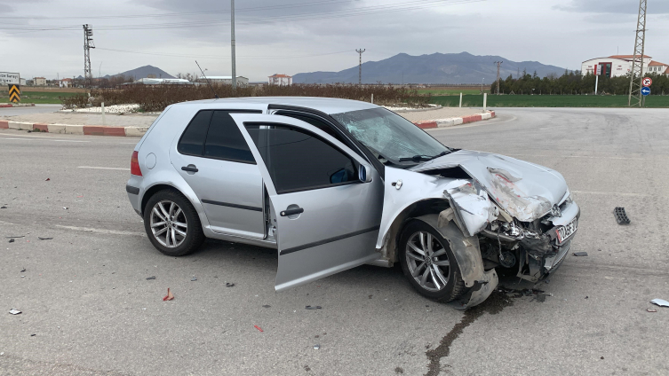 Karaman'da iki otomobil çarpıştı: 1 yaralı